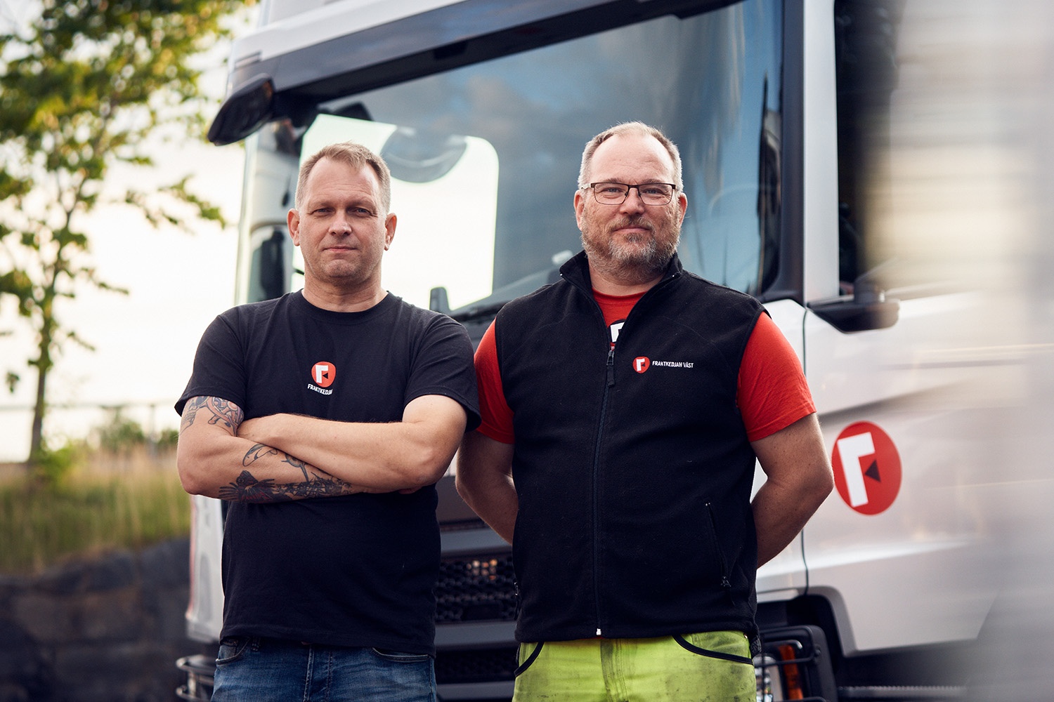 Två åkare framför en lastbil. Magnus Bergqvist och Joacim Göransson.